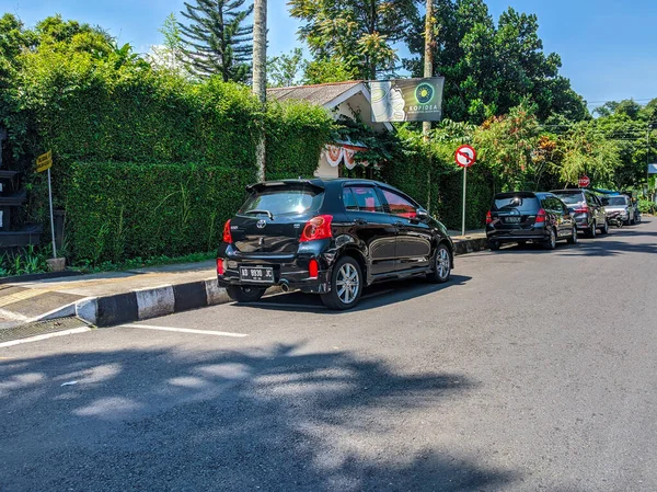 View Car Being Parked Side Highway Front Office Yard — Stock Photo, Image