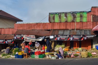 SEMARANG, INDONEZYA - 20 Eylül 2022 'de geleneksel pazarlarda ve tanınmayan kişiler mallarını Semarang, Endonezya' da sattılar..