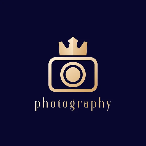 Photography logo with a camera and crown — Stock Vector