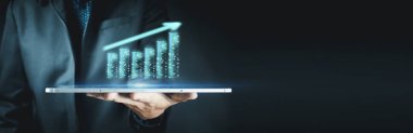 ticari finans teknolojisi ve yatırım ticareti yatırımcısı. Borsa Yatırım Fonları ve Dijital Varlıklar. İş adamı Forex ticaret grafiği finansal verilerini analiz ediyor