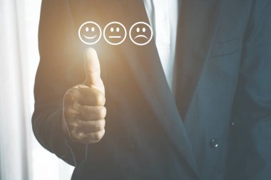 İnce hat müşteri memnuniyeti derecelendirmesi kullanan işadamı 