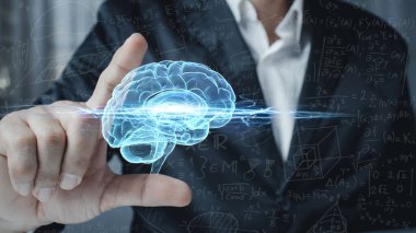 Bir iş adamı büyük beynini formülleri ve denklemleri düşünmek, analiz etmek için kullanır. Matematiksel analiz, zeka, eğitim, iş adamları ve analistler kavramları.