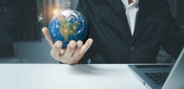 NASA tarafından desteklenen bu görüntünün elementleri, enerji ve ekoloji kavramını elinde tutan bir adamın eli..