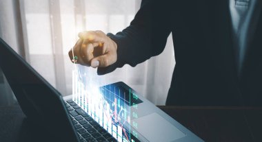İş finans teknolojisi ve yatırım konsepti. Borsa Yatırım Fonları ve Dijital Varlıklar. İş adamı Forex ticaret grafiği finansal verilerini analiz ediyor. İş finans geçmişi.