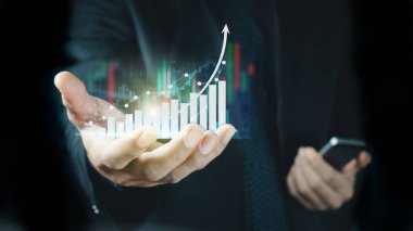 Planlama ve strateji, borsa, iş büyümesi, ilerleme veya başarı kavramı. İşadamı veya tüccar artan bir sanal hologram stoku gösteriyor, ticarete yatırım yap.