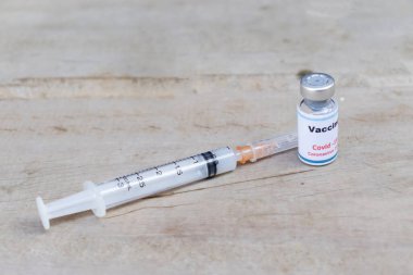 Covid-19 Corona Virüsü 2019-ncov aşı tüpleri ilaç şişeleri şırınga mavi nitril cerrahi eldiven enjekte ediyor. Covid 19 Corona virüsü enfeksiyonunu tedavi etmek için aşı, aşı, aşı, tedavi