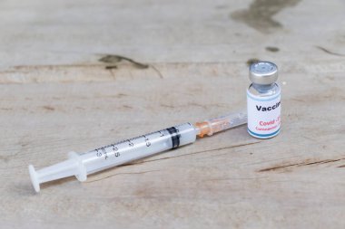 Covid-19 Corona Virüsü 2019-ncov aşı tüpleri ilaç şişeleri şırınga mavi nitril cerrahi eldiven enjekte ediyor. Covid 19 Corona virüsü enfeksiyonunu tedavi etmek için aşı, aşı, aşı, tedavi