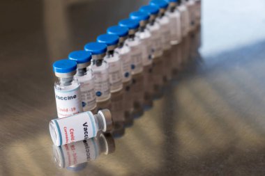 Covid-19 Coronavirus aşı şişeleri üst üste kapanıyor. 