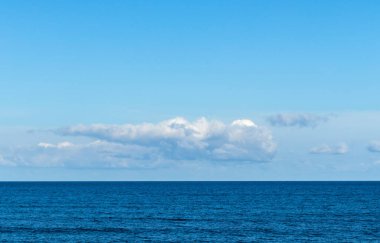 Sakin Deniz ve Mavi Gökyüzü Arkaplanı.