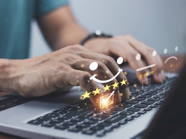 Müşteri Hizmetleri Memnuniyeti Anketi İş Adamları ya da müşteriler, tablet ekranındaki başvurudan en tatmin edici notu ve beş yıldızla memnuniyetlerini dile getirdiler..