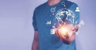 Sanal Küresel İnternet bağlantısı olan bir adam. İş dünyası küresel internet bağlantısı uygulama teknolojisi ve dijital pazarlama, Finansal ve bankacılık, Dijital bağlantı teknolojisi, büyük veri.