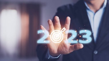 Yeni Yıl 2023 konseptinde iş hedefi ve hedefi, el ele tutuşmak 2023 sanal ekran. Yeni yıl işleri. Gelecekte yeni fikirler geliyor..
