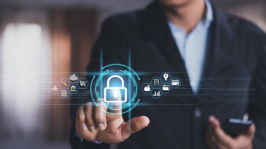 Verileri korumak için siber güvenlik ve gizlilik kavramları. Simge ve internet ağ güvenlik teknolojisini kilitle. Sanal ekran arayüzleri olan akıllı telefonlarda kişisel verileri koruyan iş adamı.
