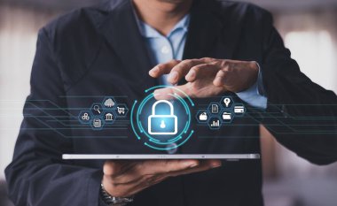 Verileri korumak için siber güvenlik ve gizlilik kavramları. Simge ve internet ağ güvenlik teknolojisini kilitle. Sanal ekran arayüzleri olan akıllı telefonlarda kişisel verileri koruyan iş adamı.