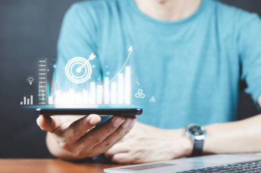Borsa Yatırım Fonları ve Dijital Varlıklar. İş adamı, Forex Trafik Grafik Mali Verilerini Tablet 'ten analiz ediyor. işletme finans teknolojisi ve yatırım konsepti, teknoloji işletme finans