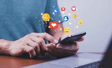 Sosyal medya ve dijital internet konsepti, evdeki koltukta akıllı telefon kullanan kadın. Tatilde yaşamak ve sosyal medyada oynamak..