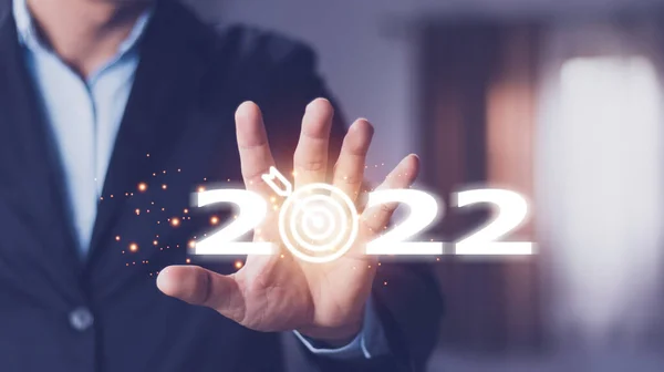 2022 Yeni Yıl Konseptinde Hedefi Hedefi Ele Tutuşmak 2022 Sanal — Stok fotoğraf