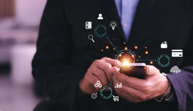 Akıllı cep telefonu kullanan bir iş adamı. İş dünyası küresel internet bağlantısı uygulama teknolojisi ve dijital pazarlama, Finansal ve bankacılık, Dijital bağlantı teknolojisi, büyük veri.