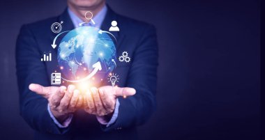 Akıllı cep telefonu kullanan bir iş adamı. İş dünyası küresel internet bağlantısı uygulama teknolojisi ve dijital pazarlama, Finansal ve bankacılık, Dijital bağlantı teknolojisi, büyük veri.