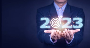 Yeni Yıl 2023 konseptinde iş hedefi ve hedefi, el ele tutuşmak 2023 sanal ekran. Yeni yıl işleri. Gelecekte yeni fikirler geliyor..
