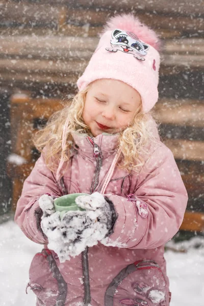 Dziewczyna Śniegu Zewnątrz Zimie — Zdjęcie stockowe