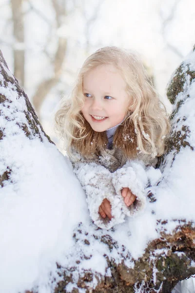 Ein Mädchen Schnee Draußen Winter — Stockfoto