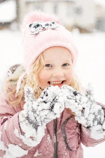 Dziewczyna Śniegu Zewnątrz Zimie — Zdjęcie stockowe