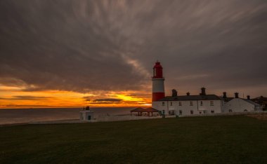 Kırmızı ve beyaz çizgili, 23 metre boyunda, Souter Lighthouse ve Leas in Marsden, South Shields, İngiltere, güneş doğarken