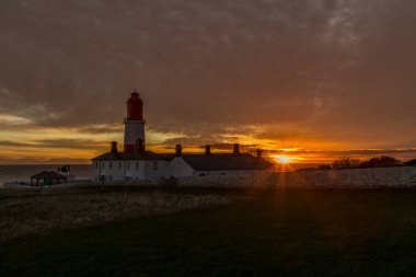 Kırmızı ve beyaz çizgili, 23 metre boyunda, Souter Lighthouse ve Leas in Marsden, South Shields, İngiltere, güneş doğarken