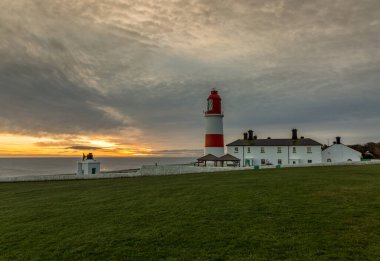 Kırmızı ve beyaz çizgili, 23 metre boyunda, Souter Lighthouse ve Leas in Marsden, South Shields, İngiltere, güneş doğarken