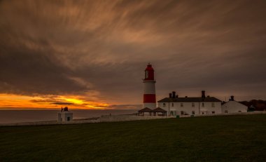 Kırmızı ve beyaz çizgili, 23 metre boyunda, Souter Lighthouse ve Leas in Marsden, South Shields, İngiltere, güneş doğarken