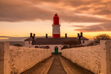 Kırmızı ve beyaz çizgili patika, 23 metre boyunda, Güney Shields, Marsden 'deki Souter Lighthouse.