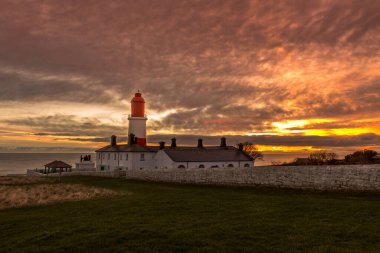 Kırmızı ve beyaz çizgili, 23 metre boyunda, Souter Lighthouse ve Leas in Marsden, South Shields, İngiltere, güneş doğarken