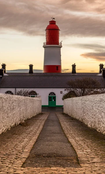 Kırmızı ve beyaz çizgili patika, 23 metre boyunda, Güney Shields, Marsden 'deki Souter Lighthouse.