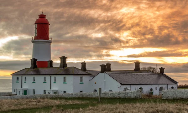 Kırmızı ve beyaz çizgili, 23 metre boyunda, Souter Lighthouse ve Leas in Marsden, South Shields, İngiltere, güneş doğarken