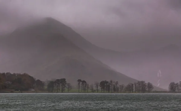 英格兰湖区的巴特米尔下了一天的大雨 周围笼罩着薄雾和低云 — 图库照片