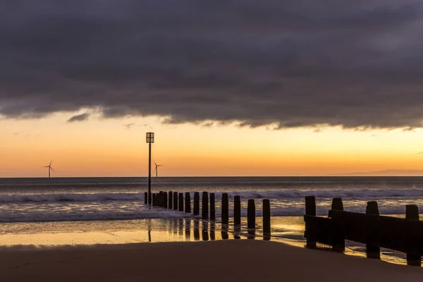 Восход Солнца Начать День Пляже Блит Нортумберленде Маяком Святой Марии — стоковое фото