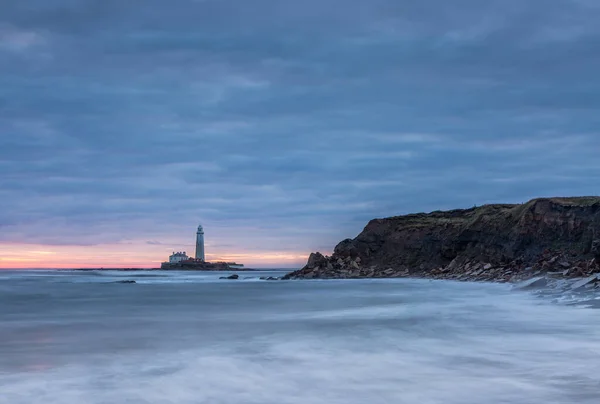 在英格兰东北部惠特利湾的圣玛丽灯塔 一个壮观的日出映入眼帘 天空在五彩缤纷 — 图库照片