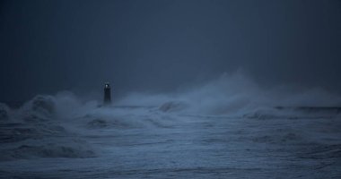 Fırtına rüzgarları, İngiltere 'nin Tynemouth şehrinde Tyne' nin ağzını koruyan deniz fenerine ve kuzey iskelesine dev dalgalar gönderir.