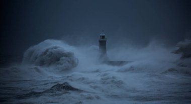 Fırtına rüzgarları, İngiltere 'nin Tynemouth şehrinde Tyne' nin ağzını koruyan deniz fenerine ve kuzey iskelesine dev dalgalar gönderir.