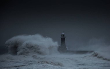 Fırtına rüzgarları, İngiltere 'nin Tynemouth şehrinde Tyne' nin ağzını koruyan deniz fenerine ve kuzey iskelesine dev dalgalar gönderir.