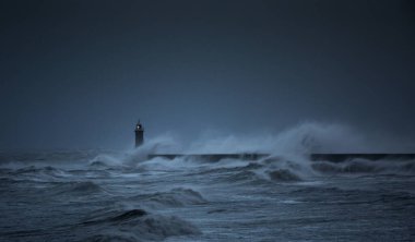 Fırtına rüzgarları, İngiltere 'nin Tynemouth şehrinde Tyne' nin ağzını koruyan deniz fenerine ve kuzey iskelesine dev dalgalar gönderir.