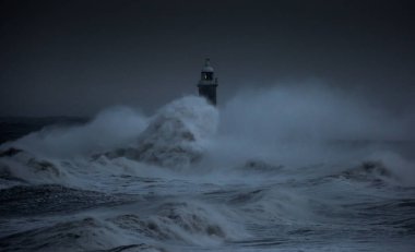 Fırtına rüzgarları, İngiltere 'nin Tynemouth şehrinde Tyne' nin ağzını koruyan deniz fenerine ve kuzey iskelesine dev dalgalar gönderir.