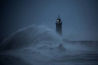 Fırtına rüzgarları, İngiltere 'nin Tynemouth şehrinde Tyne' nin ağzını koruyan deniz fenerine ve kuzey iskelesine dev dalgalar gönderir.