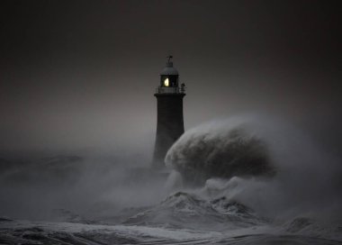 Fırtına rüzgarları, İngiltere 'nin Tynemouth şehrinde Tyne' nin ağzını koruyan deniz fenerine ve kuzey iskelesine dev dalgalar gönderir.