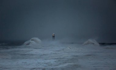 Fırtına rüzgarları, İngiltere 'nin Tynemouth şehrinde Tyne' nin ağzını koruyan deniz fenerine ve kuzey iskelesine dev dalgalar gönderir.