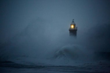 Fırtına rüzgarları, İngiltere 'nin Tynemouth şehrinde Tyne' nin ağzını koruyan deniz fenerine ve kuzey iskelesine dev dalgalar gönderir.