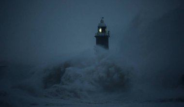 Fırtına rüzgarları, İngiltere 'nin Tynemouth şehrinde Tyne' nin ağzını koruyan deniz fenerine ve kuzey iskelesine dev dalgalar gönderir.