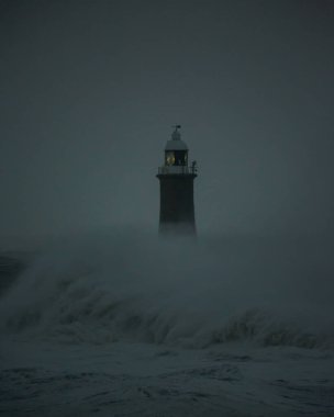 Fırtına rüzgarları, İngiltere 'nin Tynemouth şehrinde Tyne' nin ağzını koruyan deniz fenerine ve kuzey iskelesine dev dalgalar gönderir.
