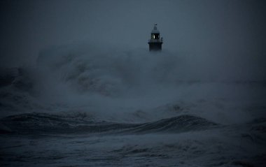 Fırtına rüzgarları, İngiltere 'nin Tynemouth şehrinde Tyne' nin ağzını koruyan deniz fenerine ve kuzey iskelesine dev dalgalar gönderir.